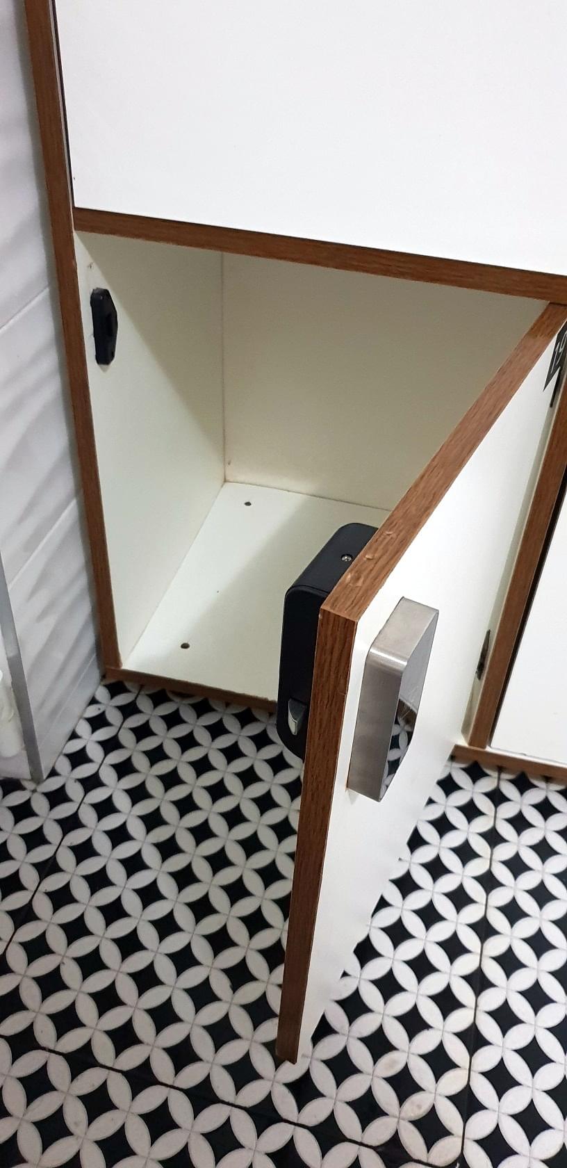 Открытый деревянный шкафчик с внутренней отделкой