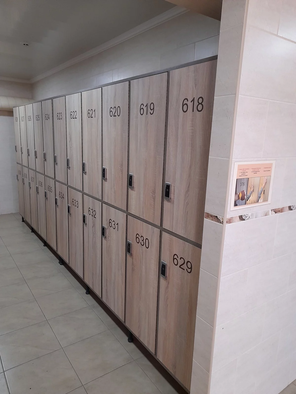 Деревянные шкафчики для раздевалки с нумерацией ячеек