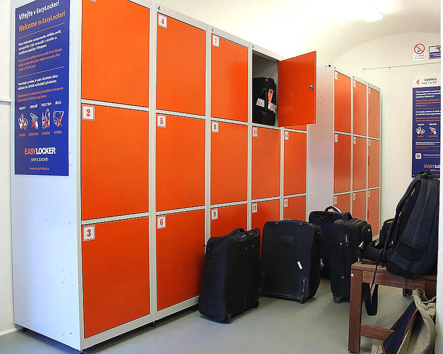 Мужчина с рюкзаком у камеры хранения Locker Room в Праге, Чехия, 2023 г.