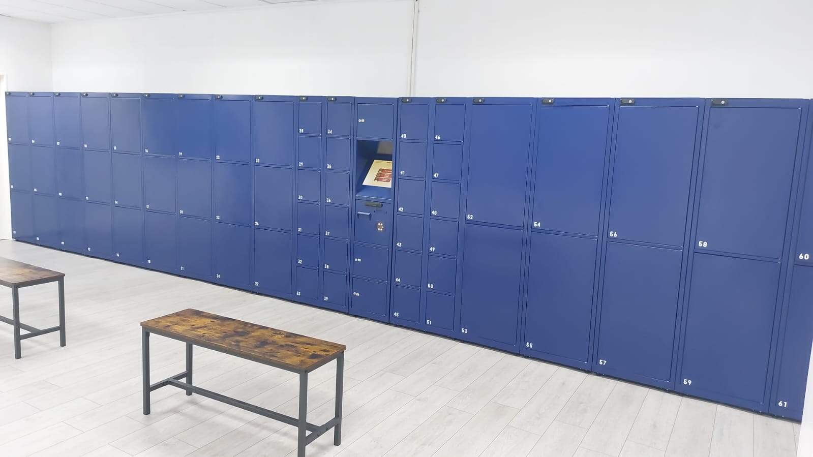 Камера хранения багажа Locker Room со скамьей для клиентов, Бриджтаун, Барбадос, 2024 г.