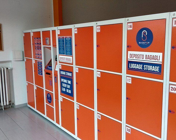 Информационные стенды у камеры хранения Locker Room в Болонье, Италия, 2021 г.