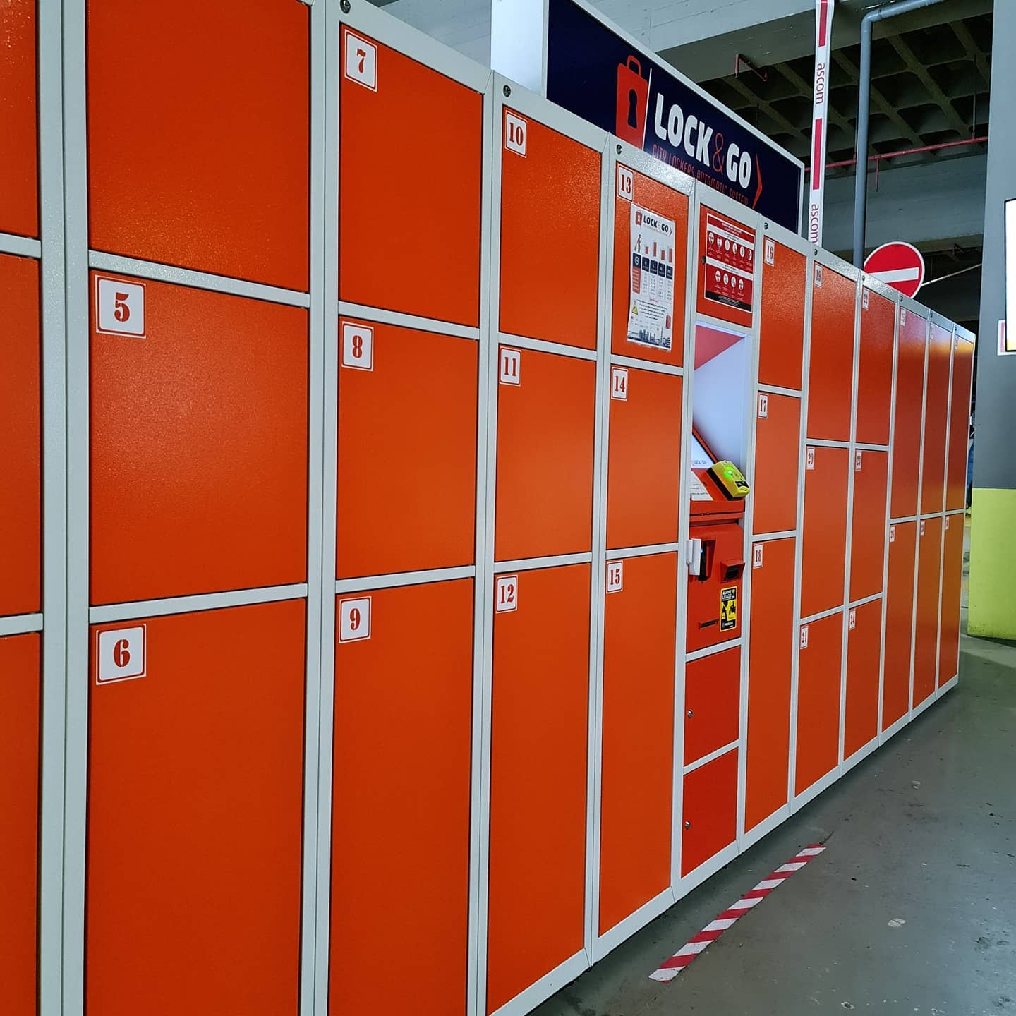 Радиаторное отопление рядом с камерой хранения Locker Room в Порту, Португалия, 2022 г.