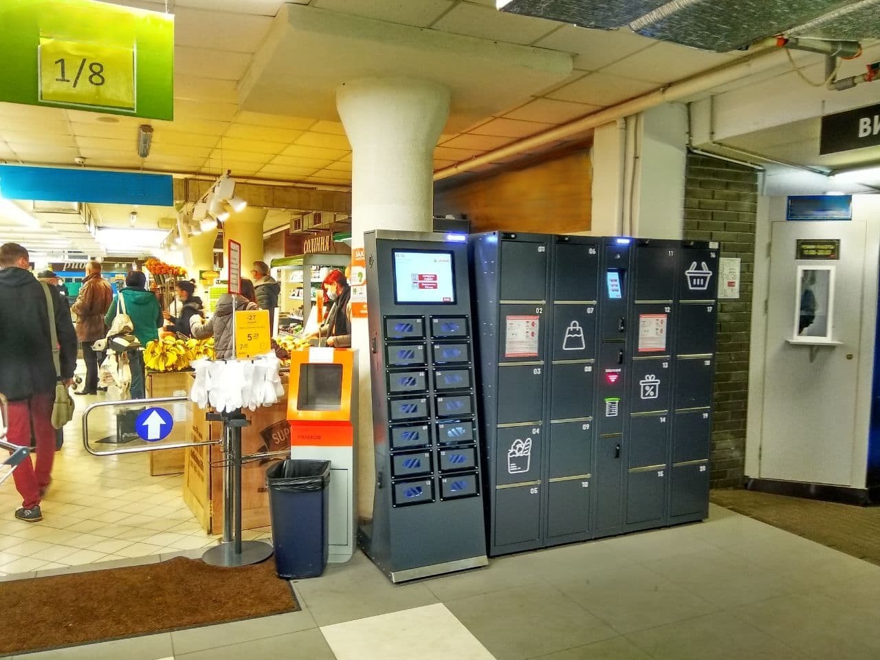 Shopping malls digitals lockers in supermarket/store Italy, Monza 2020