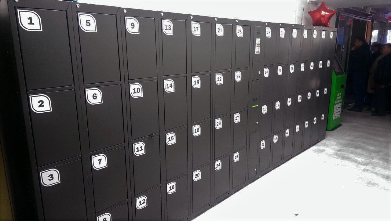 Shopping malls digitals lockers in supermarket/store Spain, Alicante 2019