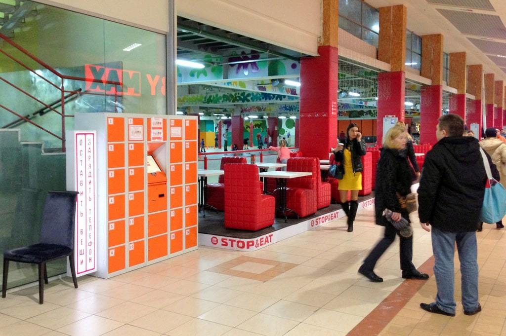 Shopping malls digitals lockers in supermarket/store 