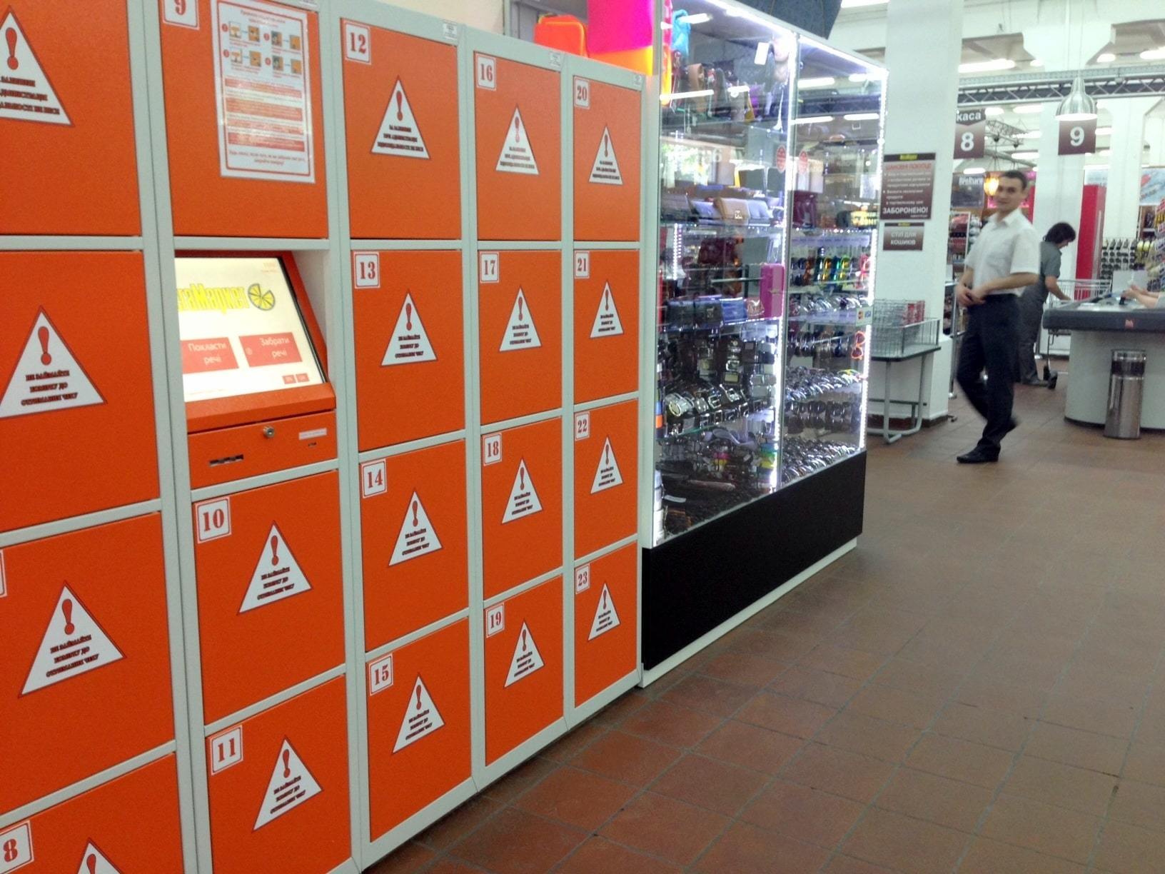 Shopping malls digitals lockers in supermarket/store Portugal, Porto 2019