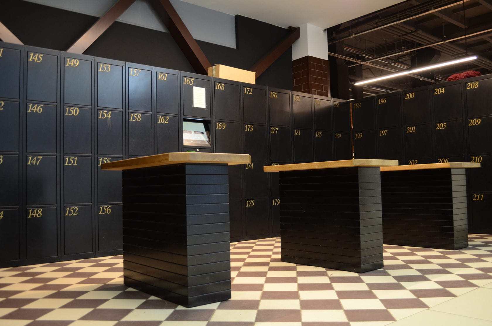 Shopping malls digitals lockers in supermarket/store Portugal, Funchal 2020